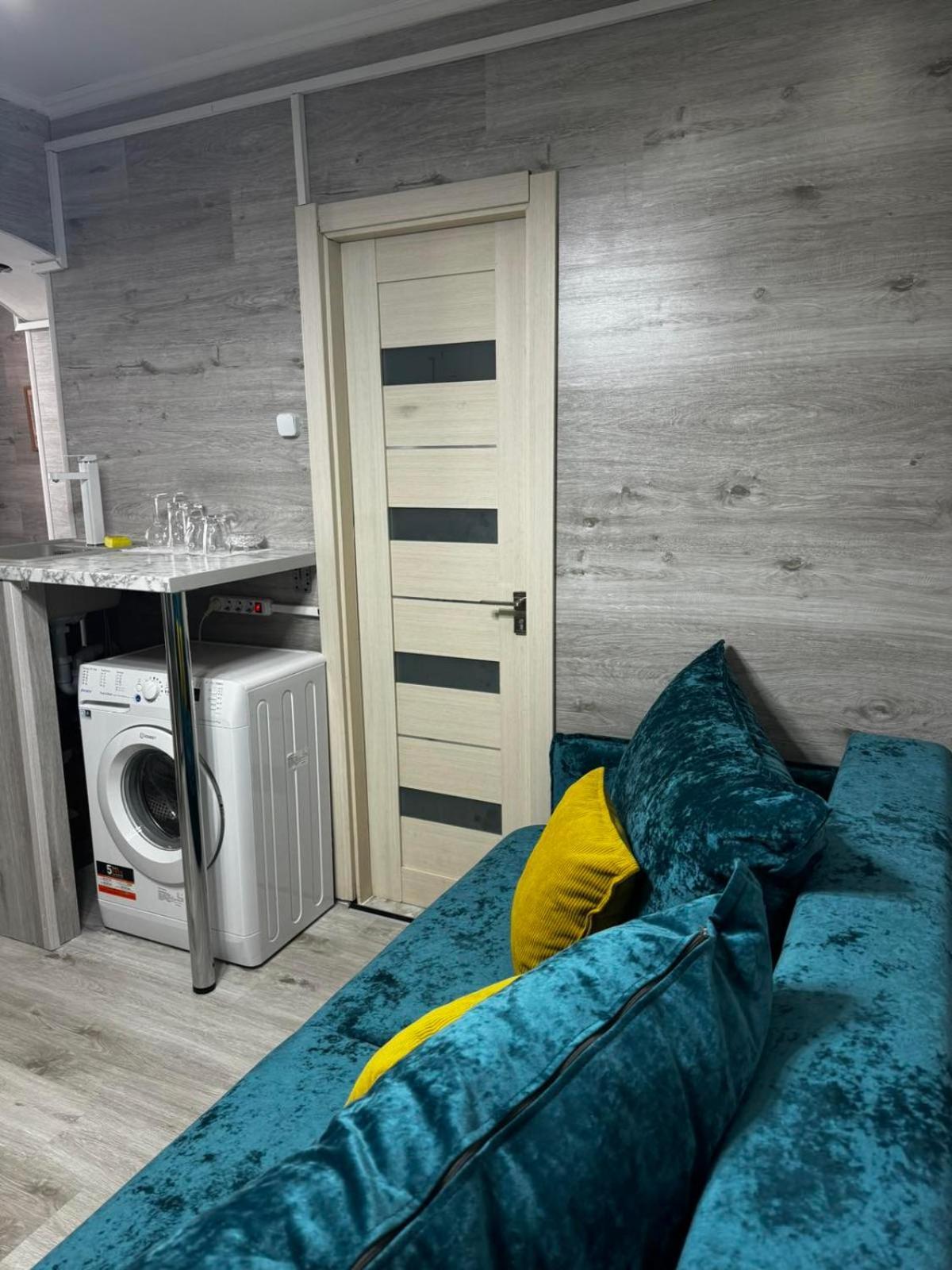 Cozy Good Apartment キシナウ エクステリア 写真